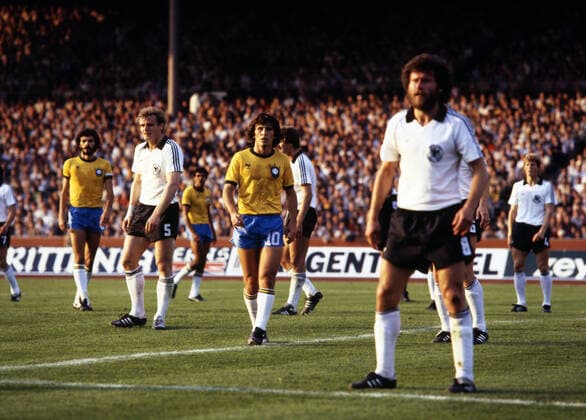 19.05.81 Deutschland - Brasilien Deutschland, Stuttgart, 19.05.1981, Freundschaftsspiel, DFB Deutschland - Brasilien (1:2): v.l. Hans-Peter Briegel (Deutschland), Zico (Brasilien). *** 19 05 81 Germany Brazil Germany, Stuttgart, 19 05 1981, friendly match, DFB Germany Brazil 1 2 v l Hans Peter Briegel Germany , Zico Brazil
