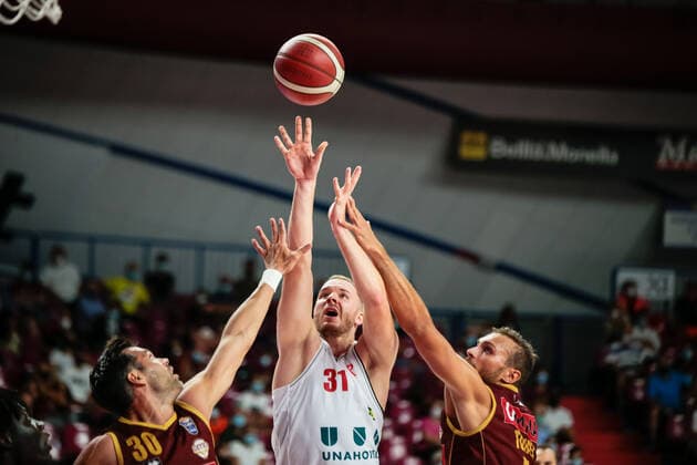 Osvaldas Olisevicius (UNAHOTELS Reggio Emilia) contrastato da Bruno Cerella (Umana Reyer Venezia) e Stefano Tonut (Umana Reyer Venezia) durante Umana Reyer Venezia VS UNAHOTELS Reggio Emilia, Basket Supercoppa Italiana in Venezia, Italia, 13 settembre 2021  Copyright: xMattiaxRadonix xIPAx xx 0