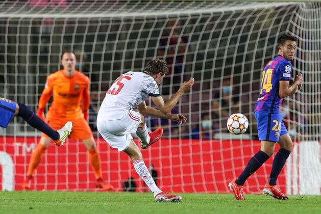 Sport Bilder des Tages Thomas Mueller 25 (FC Bayern Muenchen) trifft das Tor zum 0:1, Eric Garcia 24 FC Barcelona, Barca , FC Barcelona vs. FC Bayern Muenchen, Champions League, Vorrunde, 14.09.2021 Barcelona Katalonien Spanien