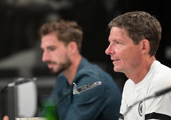 15.09.2021, xjhx, Fussball UEFA Europa League, Eintracht Frankfurt - Training und Pressekonferenz emspor, v.l. Kevin Trapp (Eintracht Frankfurt), Trainer Oliver Glasner (Eintracht Frankfurt) zautz (DFL DFB REGULATIONS PROHIBIT ANY USE OF PHOTOGRAPHS as IMAGE SEQUENCES and or QUASI-VIDEO) Frankfurt