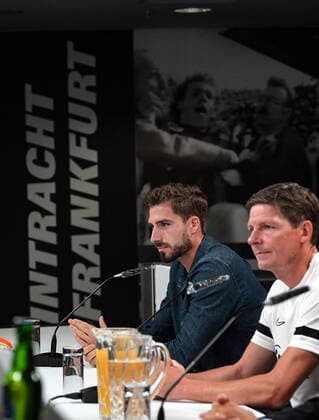 15.09.2021, xjhx, Fussball UEFA Europa League, Eintracht Frankfurt - Training und Pressekonferenz emspor, v.l. Kevin Trapp (Eintracht Frankfurt), Trainer Oliver Glasner (Eintracht Frankfurt) zautz (DFL DFB REGULATIONS PROHIBIT ANY USE OF PHOTOGRAPHS as IMAGE SEQUENCES and or QUASI-VIDEO) Frankfurt