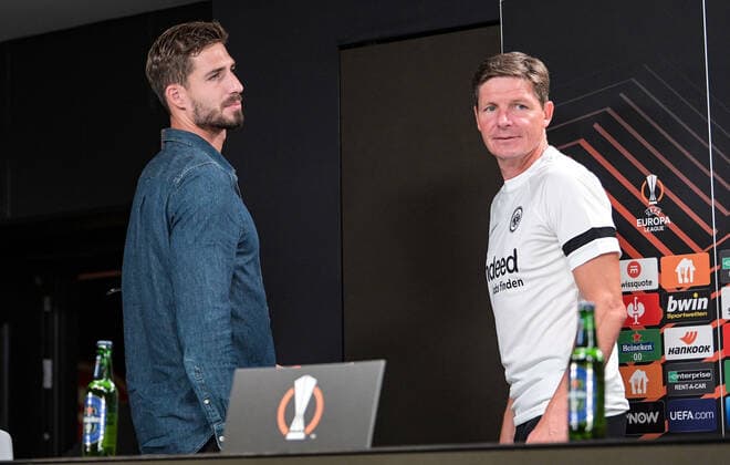 15.09.2021, xjhx, Fussball UEFA Europa League, Eintracht Frankfurt - Training und Pressekonferenz emspor, v.l. Kevin Trapp (Eintracht Frankfurt), Trainer Oliver Glasner (Eintracht Frankfurt) zautz (DFL DFB REGULATIONS PROHIBIT ANY USE OF PHOTOGRAPHS as IMAGE SEQUENCES and or QUASI-VIDEO) Frankfurt