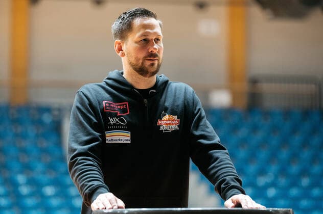 BARMER 2. Basketball Bundesliga ProA Medipolis SC Jena Saison 2021 2022 Pressekonferenz vor dem ersten Spieltag Chef Trainer Domenik Reinboth (Jena), Portrait Sparkassen Arena