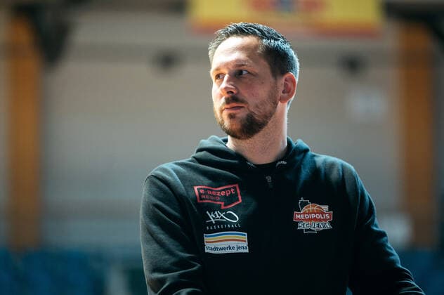 BARMER 2. Basketball Bundesliga ProA Medipolis SC Jena Saison 2021 2022 Pressekonferenz vor dem ersten Spieltag Chef Trainer Domenik Reinboth (Jena), Portrait Sparkassen Arena