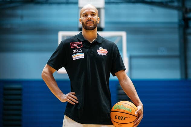 Sport Bilder des Tages BARMER 2. Basketball Bundesliga ProA Medipolis SC Jena Saison 2021 2022 Pressekonferenz vor dem ersten Spieltag Der schweizer Nationalspieler Jonathan Kazadi (Jena), Portrait mit Ball Sparkassen Arena