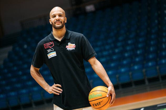 BARMER 2. Basketball Bundesliga ProA Medipolis SC Jena Saison 2021 2022 Pressekonferenz vor dem ersten Spieltag Der schweizer Nationalspieler Jonathan Kazadi (Jena), Portrait mit Ball Sparkassen Arena