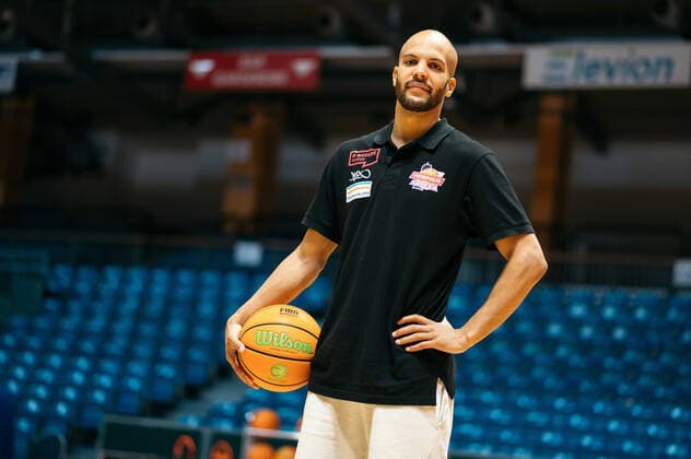 BARMER 2. Basketball Bundesliga ProA Medipolis SC Jena Saison 2021 2022 Pressekonferenz vor dem ersten Spieltag Der schweizer Nationalspieler Jonathan Kazadi (Jena), Portrait mit Ball Sparkassen Arena