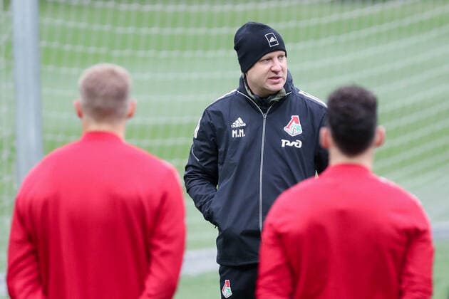 MOSCOW, RUSSIA - SEPTEMBER 15, 2021: Lokomotiv Moscow s head coach Marko Nikolic (back) and players are seen during a training session at Luzhniki Stadium one day before a UEFA Europea League Group Stage match against Olympique de Marseille. The match will take place at Lokomotiv Stadium in Moscow on 16 September 2021. Sergei Savostyanov TASS  TS11082B