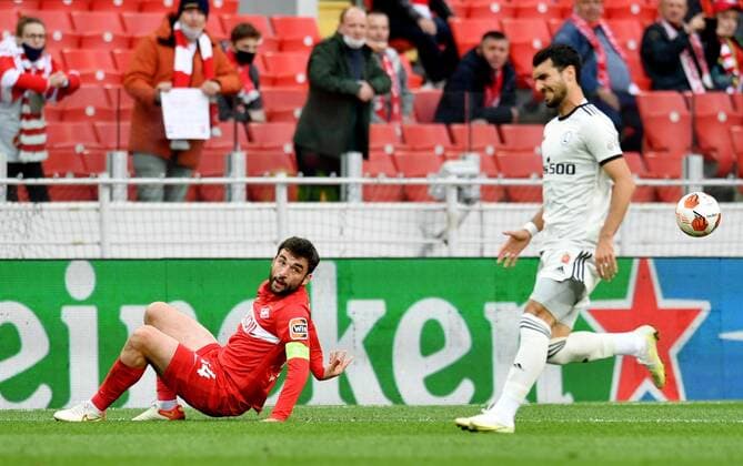 6651417 15.09.2021 Spartak s Georgi Dzhikiya, left, falls during the Europa League soccer match between Spartak Moscow and Legia Warsaw, in Moscow, Russia. Pavel Bednyakov Sputnik Russia Soccer Europa League Spartak - Legia  f31081f15acafdee