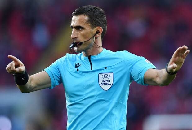 6651426 15.09.2021 Coach Nikola Dabanovic blow a whistle during the Europa League soccer match between Spartak Moscow and Legia Warsaw, in Moscow, Russia. Pavel Bednyakov Sputnik Russia Soccer Europa League Spartak - Legia  91f863d1db32835