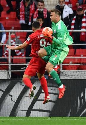 6651472 15.09.2021 Legia s goalkeeper Artur Boruc, right, makes a save during the Europa League soccer match between Spartak Moscow and Legia Warsaw, in Moscow, Russia. Pavel Bednyakov Sputnik Russia Soccer Europa League Spartak - Legia  234aa5c91b51675e