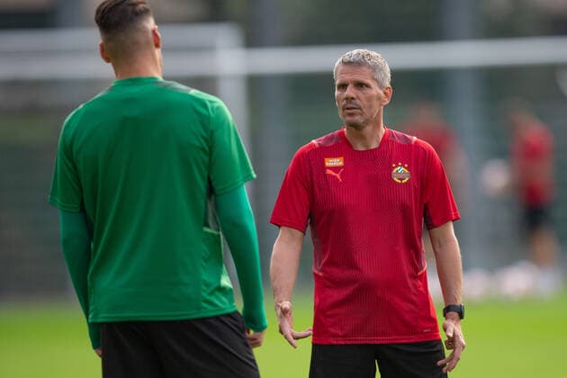 SOCCER - UEFA EL, Rapid vs Genk VIENNA,AUSTRIA,15.SEP.21 - SOCCER - UEFA Europa League, group stage, SK Rapid Wien vs KRC Genk, preview, training Rapid. Image shows head coach Dietmar Kuehbauer and Ercan Kara (Rapid).  GEPAxpictures xDavidxBitzan