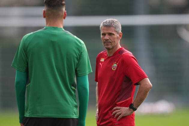 SOCCER - UEFA EL, Rapid vs Genk VIENNA,AUSTRIA,15.SEP.21 - SOCCER - UEFA Europa League, group stage, SK Rapid Wien vs KRC Genk, preview, training Rapid. Image shows head coach Dietmar Kuehbauer and Ercan Kara (Rapid).  GEPAxpictures xDavidxBitzan