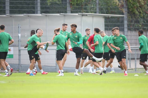 SOCCER - UEFA EL, Rapid vs Genk VIENNA,AUSTRIA,15.SEP.21 - SOCCER - UEFA Europa League, group stage, SK Rapid Wien vs KRC Genk, preview, training Rapid. Image shows the team of Rapid during warm up.  GEPAxpictures xDavidxBitzan