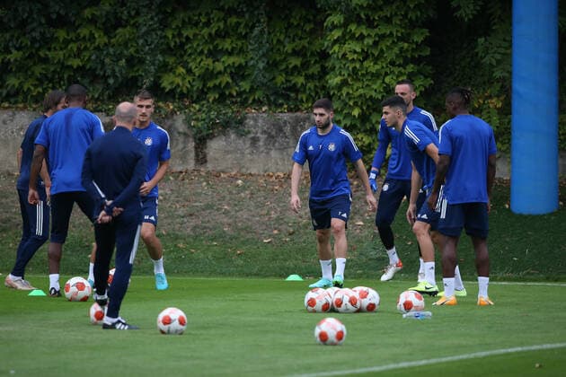Dinamo Zagreb Training Session Dinamo Zagreb Manager Damir Krznar watches on during the Dinamo Zagreb training session before the Europa League Group H match against West Ham United at Stadion Maksimir, Zagreb Content Not Available For UK Newspapers Copyright: xPaulxChestertonx FIL-15874-0008