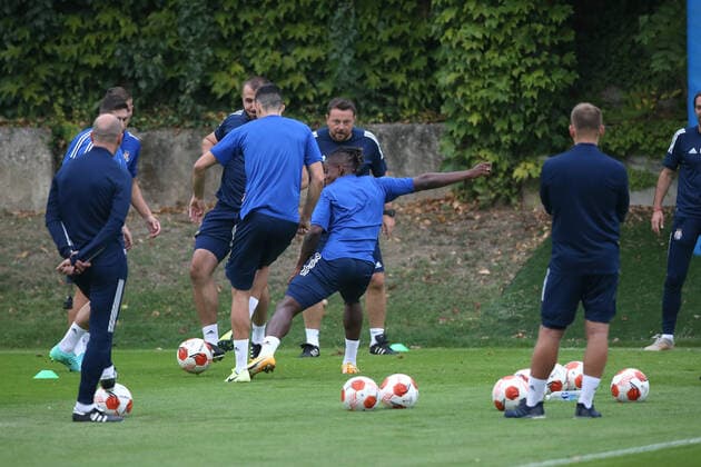 Dinamo Zagreb Training Session Dinamo Zagreb Manager Damir Krznar watches on during the Dinamo Zagreb training session before the Europa League Group H match against West Ham United at Stadion Maksimir, Zagreb Content Not Available For UK Newspapers Copyright: xPaulxChestertonx FIL-15874-0016