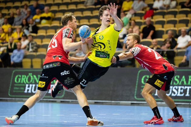 210915 IFK Ystads Marius Ferkingstad och Filip Langh försöker stoppa Sävehofs Elias Ellefsen Ã Skipagotu under handbollsmatchen i Handbollsligan mellan Sävehof och IFK Ystad den 15 september 2021 i Partille. Copyright: MICHAELxERICHSEN BB210915MI096