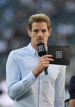 DAZN Reporter Alex Schlüter 12.09.2021, Fussball GER, Saison 2021 2022, 1. Bundesliga, 4. Spieltag, Borussia Mönchengladbach - DSC Arminia Bielefeld, Foto: TEAM2sportphoto ***DFL regulations prohibit any use of photographs as image sequences and or quasi-video.*** Moenchengladbach Nordrhein Westfalen Deutschland *** DAZN Reporter Alex Schlüter 12 09 2021, Football GER, Season 2021 2022, 1 Bundesliga, Matchday 4, Borussia Mönchengladbach DSC Arminia Bielefeld, Photo TEAM2sportphoto DFL regulations prohibit any use of photographs as image sequences and or quasi video Moenchengladbach Nordrhein Westfalen Germany Team2