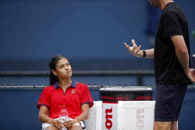 Tennis, Emma Raducanu trennt sich von Coach Andrew Richardson, Archivbilder Mandatory Credit: Photo by Shutterstock (12381917a) Emma Raducanu of GBR practices listening to her coach US Open Championships 2021, Practice, USTA National Tennis Center, Flushing Meadows, New York, USA - 29 Aug 2021 US Open Championships 2021, Practice, USTA National Tennis Center, Flushing Meadows, New York, USA - 29 Aug 2021 Copyright: xShutterstockx 12381917a