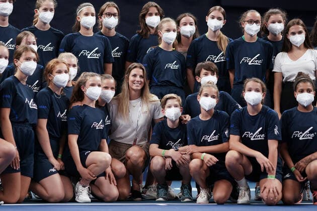 Sport Bilder des Tages Tennis WTA, Tennis Damen Turnier Luxemburg BGLBNPParibas Open 2021, 16.09.2021, Tennis WTA Turnier Luxemburg, BGLBNPParibas Open 2021, BGL BNP Paribas Open, 2021, Luxemburg, Kockelscheuer, CK Sportcenter, Finale vl: Verabschiedung von Mandy Minella (Luxembourg, Luxemburg, LUX) die ihre Karriere beendet - mit Ballkindern