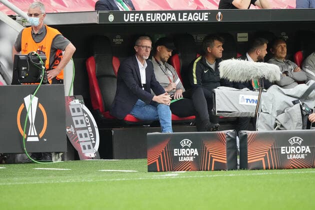 GER, UEFA EL Bayer 04 Leverkusen (GER) vs. Ferencevaros Budapest (HUN) 16.09.2021, BayArena, Leverkusen, Europalegue, Gruppenhase, 1. Spieltag, GER, UEFA EL Bayer 04 Leverkusen (GER) vs. Ferencevaros Budapest (HUN), im Bild: Peter Stoeger Trainer Headcoach (Budapest) zurueck am Rhein