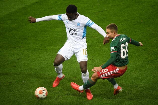 Fu?ball, EL, Lokomotive Moskau - Olympique Marseille 6652305 16.09.2021 Marseille s Bamba Dieng and Lokomotiv s Daniil Kulikov struggle for a ball during the Europa League soccer match between Lokomotiv Moscow and Olympique de Marseille, in Moscow, Russia. Ramil Sitdikov Sputnik Russia Soccer Europa League Lokomotiv - Marseille  d3043d742437e49b