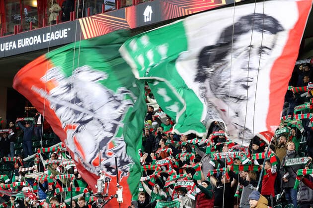 FuÃŸball, EL, Lokomotive Moskau - Olympique Marseille MOSCOW, RUSSIA â€“ SEPTEMBER 16, 2021: FC Lokomotiv Moscow s supporters wave a flag ahead of their 2021 22 UEFA Europa League Group E football match against FC Olympique de Marseille, at RZD Arena Stadium. Sergei Savostyanov TASS  TS110A74