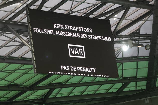 SOCCER - UEFA EL, Rapid vs Genk VIENNA,AUSTRIA,16.SEP.21 - SOCCER - UEFA Europa League, group stage, SK Rapid Wien vs KRC Genk. Image shows a feature of the VAR System.  GEPAxpictures xDavidxBitzan