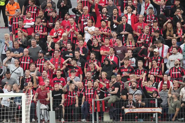GER, UEFA EL Bayer 04 Leverkusen (GER) vs. Ferencevaros Budapest (HUN) 16.09.2021, BayArena, Leverkusen, Europalegue, Gruppenhase, 1. Spieltag, GER, UEFA EL Bayer 04 Leverkusen (GER) vs. Ferencevaros Budapest (HUN), im Bild: Zuschauer Kurve3 Leverkusen Corona scheint zu Ende zu sein