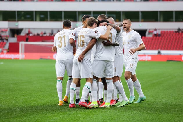 16.09.2021, Fussball, Saison 2021 2022, UEFA Europa League, Gruppenphase, 1. Spieltag, Bayer 04 Leverkusen - Ferencvaros Budapest Die Spieler von Ferencvaros Budapest bejubelt den Treffer zum 0:1. durch Ryan Mmaee (Ferencvarosi TC). Foto: RHR-Foto Dennis Ewert Leverkusen BayArena NRW Deutschland xRHR-FOTO DEx