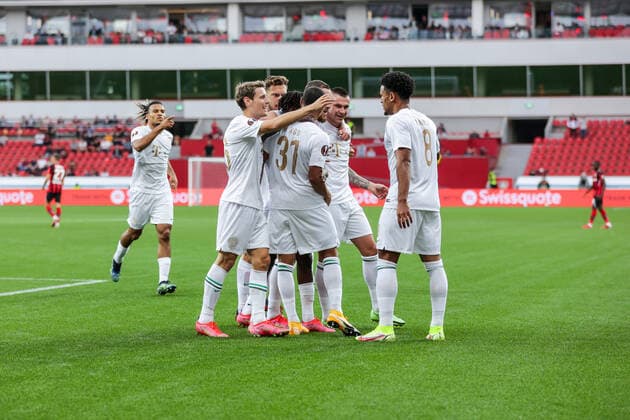16.09.2021, Fussball, Saison 2021 2022, UEFA Europa League, Gruppenphase, 1. Spieltag, Bayer 04 Leverkusen - Ferencvaros Budapest Die Spieler von Ferencvaros Budapest bejubelt den Treffer zum 0:1. durch Ryan Mmaee (Ferencvarosi TC). Foto: RHR-Foto Dennis Ewert Leverkusen BayArena NRW Deutschland xRHR-FOTO DEx