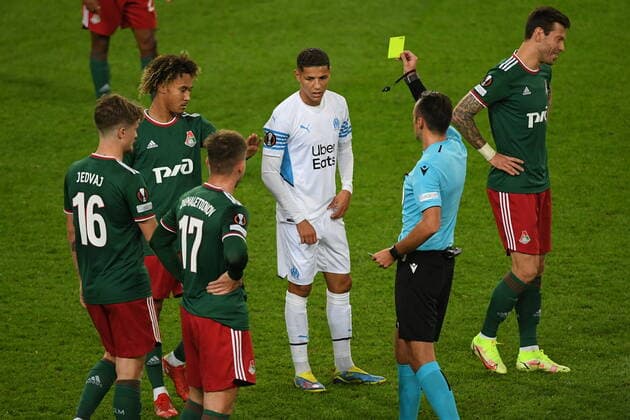 Fu?ball, EL, Lokomotive Moskau - Olympique Marseille 6652327 16.09.2021 Referee Irfan Peljto shows a yellow card to Lokomotiv s Alexis Beka Beka during the Europa League soccer match between Lokomotiv Moscow and Olympique de Marseille, in Moscow, Russia. Ramil Sitdikov Sputnik Russia Soccer Europa League Lokomotiv - Marseille  b88044ec3eb9e778