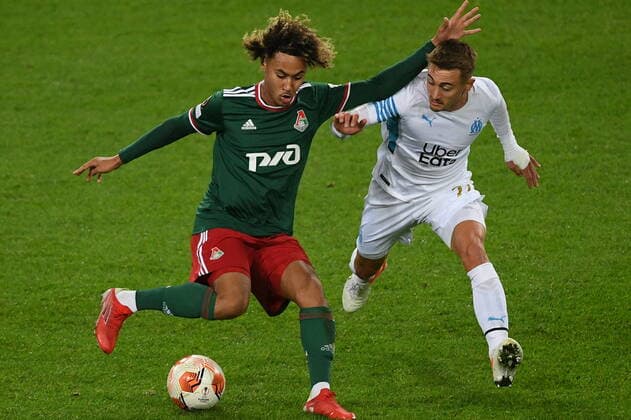 Fu?ball, EL, Lokomotive Moskau - Olympique Marseille 6652330 16.09.2021 Marseille s Valentin Rongier and Lokomotiv s Alexis Beka Beka struggle for a ball during the Europa League soccer match between Lokomotiv Moscow and Olympique de Marseille, in Moscow, Russia. Ramil Sitdikov Sputnik Russia Soccer Europa League Lokomotiv - Marseille  4882d4c666ddf89f