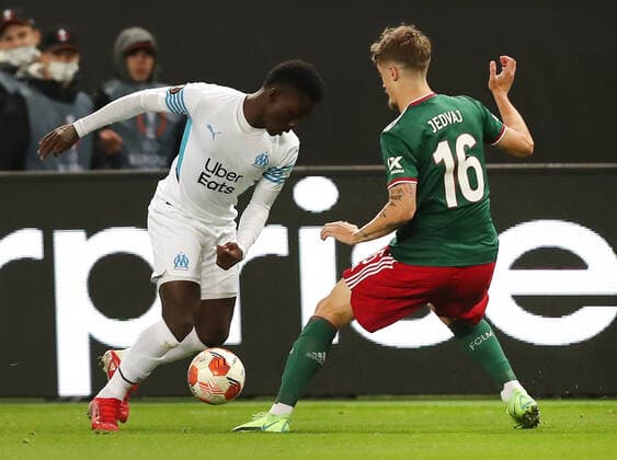 FuÃŸball, EL, Lokomotive Moskau - Olympique Marseille MOSCOW, RUSSIA â€“ SEPTEMBER 16, 2021: FC Olympique de Marseille s Bamba Dieng (L) and FC Lokomotiv Moscow s Tin Jedvaj in action in their 2021 22 UEFA Europa League Group E football match, at RZD Arena Stadium. Sergei Savostyanov TASS  TS110A8C