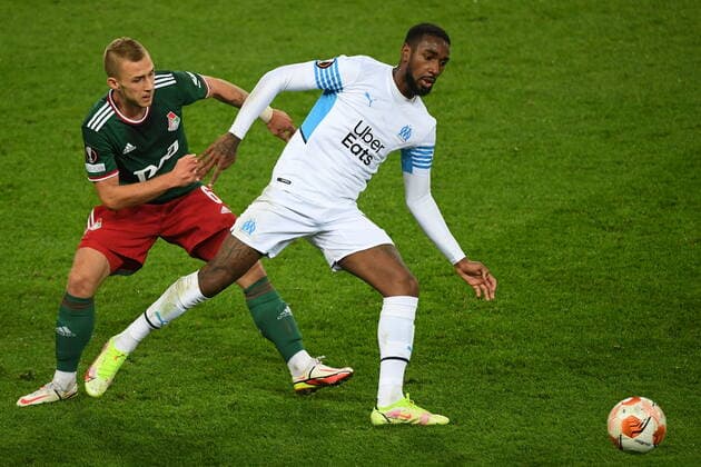 Fu?ball, EL, Lokomotive Moskau - Olympique Marseille 6652337 16.09.2021 Marseille s Gerson and Lokomotiv s Dmitriy Barinov struggle for a ball during the Europa League soccer match between Lokomotiv Moscow and Olympique de Marseille, in Moscow, Russia. Ramil Sitdikov Sputnik Russia Soccer Europa League Lokomotiv - Marseille  74b6ef9b547e506e