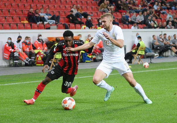 Jeremie Frimpong (Bayer 04 Leverkusen), li., gegen Eldar Civic (Ferencvaros Budapest) 16.09.2021, Fussball GER, UEFA Europa League 2021 22, Gruppenphase, 1. Spieltag, Bayer 04 Leverkusen - Ferencvaros Budapest, Foto: Maik Hölter TEAM2sportphoto Leverkusen Nordrhein Westfalen Deutschland
