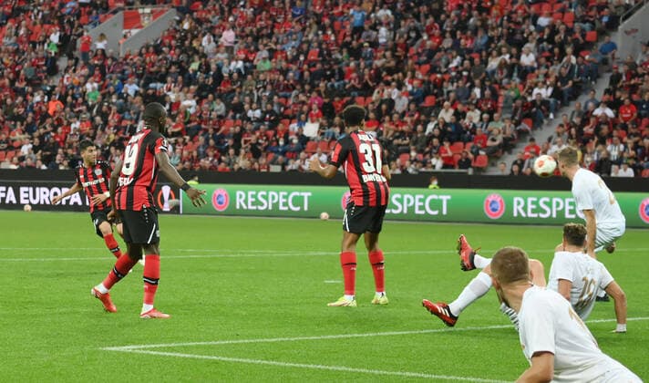 Exequiel Palacios (Bayer 04 Leverkusen), li., erzielt mit diesem Schuss das Tor zum 1:1 16.09.2021, Fussball GER, UEFA Europa League 2021 22, Gruppenphase, 1. Spieltag, Bayer 04 Leverkusen - Ferencvaros Budapest, Foto: Maik Hölter TEAM2sportphoto Leverkusen Nordrhein Westfalen Deutschland
