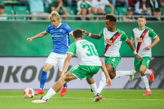 SOCCER - UEFA EL, Rapid vs Genk VIENNA,AUSTRIA,16.SEP.21 - SOCCER - UEFA Europa League, group stage, SK Rapid Wien vs KRC Genk. Image shows Junya Ito (Genk), Leo Greiml and Emanuel Aiwu (Rapid).  GEPAxpictures xDavidxBitzan