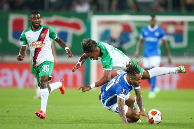 SOCCER - UEFA EL, Rapid vs Genk VIENNA,AUSTRIA,16.SEP.21 - SOCCER - UEFA Europa League, group stage, SK Rapid Wien vs KRC Genk. Image shows Kelvin Arase, Emanuel Aiwu (Rapid) and Theo Bongonda (Genk).  GEPAxpictures xDavidxBitzan