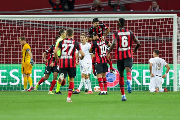 16.09.2021, Fussball, Saison 2021 2022, UEFA Europa League, Gruppenphase, 1. Spieltag, Bayer 04 Leverkusen - Ferencvaros Budapest Die Spieler von Bayer Leverkusen bejubeln den Treffer zum 1:1 durch Exequiel Palacios (Bayer 04 Leverkusen). Foto: RHR-Foto Dennis Ewert Leverkusen BayArena NRW Deutschland xRHR-FOTO DEx
