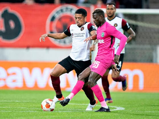 Ludogorets Stephane Badji mod FC Midtjyllands Evander Ferreira i Europa League gruppe F kampen mellem FC Midtjylland og PFC Ludogorets paa Mch Arena i Herning, torsdag den 16. september 2021.. , Herning Jylland Denmark Copyright: HenningxBagger HenningxBaggerx COP102 spdk20210916-194230-L
