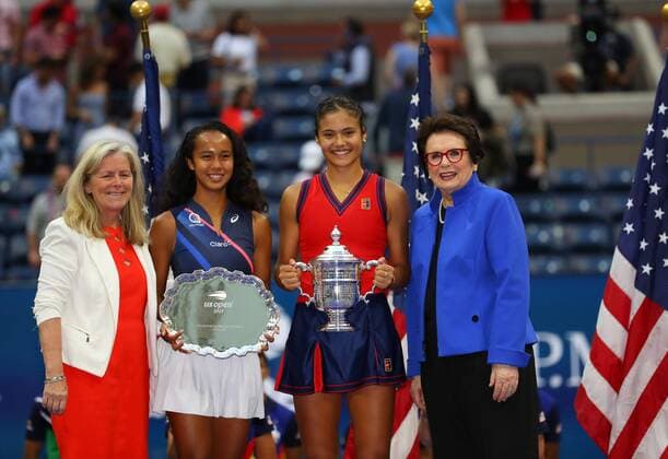Tennis, Emma Raducanu trennt sich von Coach Andrew Richardson, Archivbilder Mandatory Credit: Photo by Ella Ling Shutterstock (12437756ib) Emma Raducanu and Leylah Fernandez are presented presented with their trophies by Billie Jean King US Open Championships 2021, Day Thirteen, USTA National Tennis Center, Flushing Meadows, New York, USA - 11 Sep 2021 US Open Championships 2021, Day Thirteen, USTA National Tennis Center, Flushing Meadows, New York, USA - 11 Sep 2021 Copyright: xEllaxLing Shutterstockx 12437756ib