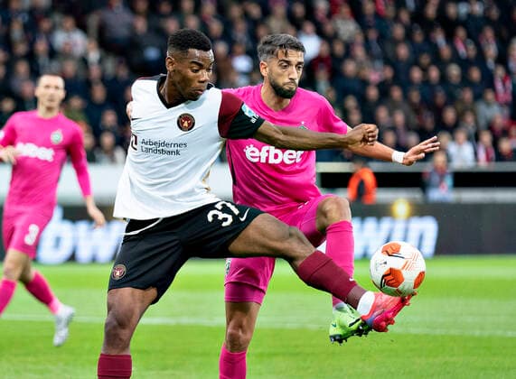 FC Midtjyllands Raphael Nwadike mo0d Ludogorets Josue Sa i Europa League gruppe F kampen mellem FC Midtjylland og PFC Ludogorets paa Mch Arena i Herning, torsdag den 16. september 2021.. , Herning Jylland Denmark Copyright: HenningxBagger HenningxBaggerx COP102 spdk20210916-194308-L