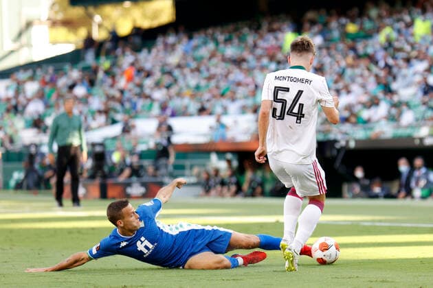 Fußball, EL, Real Betis Sevilla - Celtic Glasgow September 16, 2021, Seville, Spain: SERGIO CANALES of Betis (L) vies for the ball with Montgomery of Celtic (R) during the Europa League Group G soccer match between Real Betis and Celtic FC at the Benito Villamarin Stadium Seville Spain - ZUMAa142 20210916_zap_a142_012 Copyright: xDanielxGonzalezxAcunax