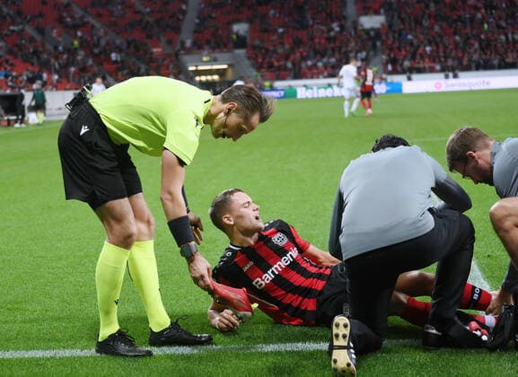 Schiedsrichter Andris Treimanis bringt Florian Wirtz (Bayer 04 Leverkusen) den verlorenen Fussballschuh 16.09.2021, Fussball GER, UEFA Europa League 2021 22, Gruppenphase, 1. Spieltag, Bayer 04 Leverkusen - Ferencvaros Budapest, Foto: Maik Hölter TEAM2sportphoto Leverkusen Nordrhein Westfalen Deutschland