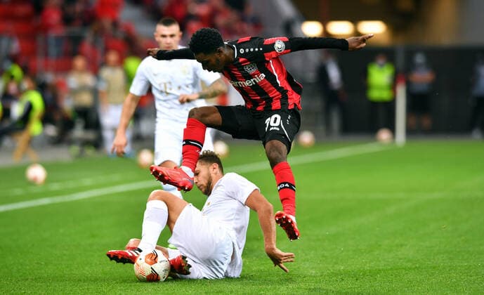 Fussball, UEFA Europa League, Herren, Saison 2020 2021, Gruppe G, 1. Spieltag, BayArena Leverkusen, Bayer Leverkusen (rot) - Ferencvaros Budapest (weiss); Jeremie Frimpong (LEV), Balint Vecsei (BUD). Aktion UEFA REGULATIONS PROHIBIT ANY USE OF PHOTOGRAPHS AS IMAGE SEQUENCES AND OR QUASI-VIDEO