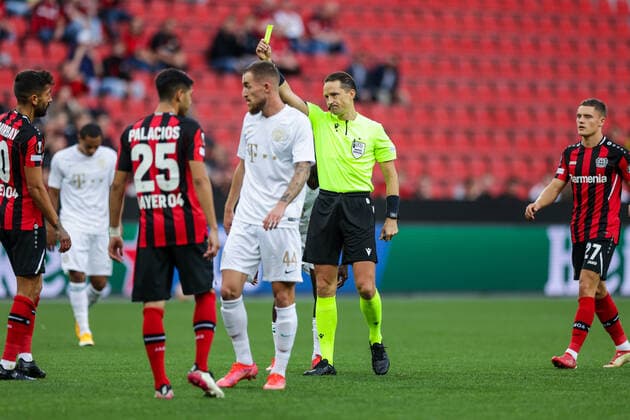 16.09.2021, Fussball, Saison 2021 2022, UEFA Europa League, Gruppenphase, 1. Spieltag, Bayer 04 Leverkusen - Ferencvaros Budapest Schiedsrichter Andris Treimanis zeigt Kerem Demirbay (Bayer 04 Leverkusen) die Gelbe Karte. Foto: RHR-Foto Dennis Ewert Leverkusen BayArena NRW Deutschland xRHR-FOTO DEx