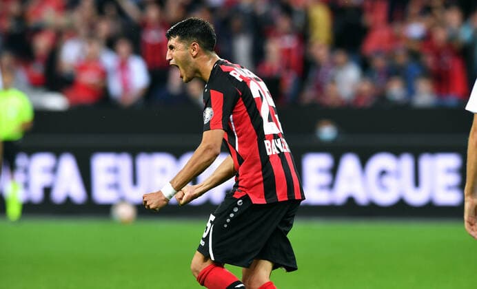 Sport Bilder des Tages Fussball, UEFA Europa League, Herren, Saison 2020 2021, Gruppe G, 1. Spieltag, BayArena Leverkusen, Bayer Leverkusen (rot) - Ferencvaros Budapest (weiss); Jubel Exequiel Palacios (LEV) nach seinem Tor zum 1:1. Jubel, Freude, Aktion. UEFA REGULATIONS PROHIBIT ANY USE OF PHOTOGRAPHS AS IMAGE SEQUENCES AND OR QUASI-VIDEO