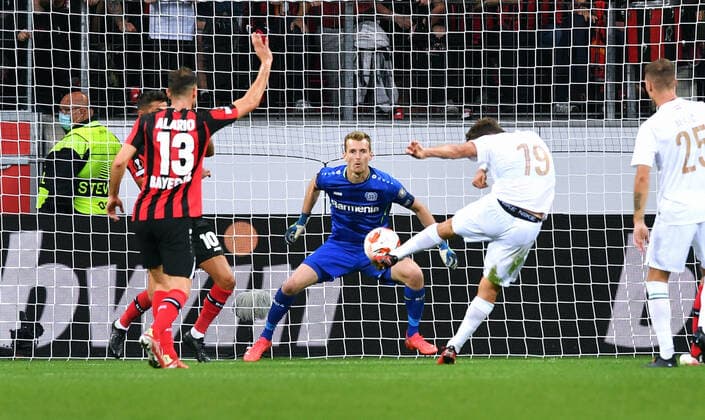 Fussball, UEFA Europa League, Herren, Saison 2020 2021, Gruppe G, 1. Spieltag, BayArena Leverkusen, Bayer Leverkusen (rot) - Ferencvaros Budapest (weiss); Vermeintliches Tor durch Balint Vecsei (BUD) gegen Lukas Hradecky (LEV). Aktion UEFA REGULATIONS PROHIBIT ANY USE OF PHOTOGRAPHS AS IMAGE SEQUENCES AND OR QUASI-VIDEO
