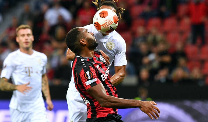 Sport Bilder des Tages Fussball, UEFA Europa League, Herren, Saison 2020 2021, Gruppe G, 1. Spieltag, BayArena Leverkusen, Bayer Leverkusen (rot) - Ferencvaros Budapest (weiss); Jonathan Tah (LEV), Samy Mmaee (BUD). Aktion UEFA REGULATIONS PROHIBIT ANY USE OF PHOTOGRAPHS AS IMAGE SEQUENCES AND OR QUASI-VIDEO